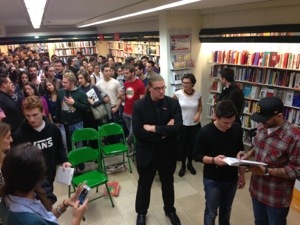 MAX PEZZALI FA IL PIENO ANCHE IN LIBRERIA