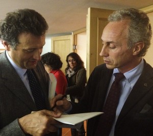 Travaglio firma autografi