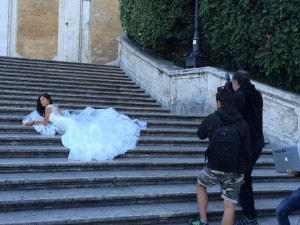 BIANCA BALTI, SET FOTOGRAFICO TRA LE STRADE DI ROMA